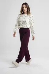 Pantalón de corte recto color vino, con diseño elegante y acabado sofisticado.