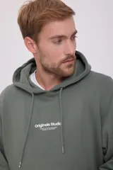 Canguro verde con capucha y cordones ajustables, bolsillo tipo canguro y puños y bajo acanalados. Estampado en relieve con el texto "Originals Studio BROUGHT TO YOU BY JACK&JONES® DESIGNED IN COPENHAGEN".