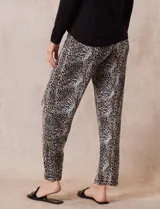 Conjunto de pijama marca René Rofé, compuesto por pantalón largo y remera de mangas largas. La remera es de escote redondo y tiene un bolsillo en el pecho. El pantalón tiene cintura elastizada y lazo de ajuste.