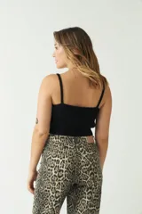 Top tejido color marrón con escote corazón y espalda recta.