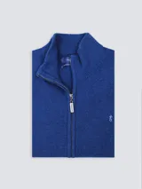 Campera azul de lana lambswool con cierre frontal y cuello alto.