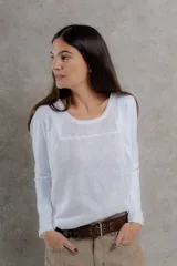 Remera negra de manga larga con costuras decorativas en color ocre en hombros y escote.