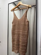 Vestido corto tejido al crochet color marrón, con breteles finos y escote en V.