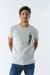 Remera gris de algodón con cuello redondo y manga corta. Estampado vertical con la leyenda "NOT DEFINED" en el frente.
