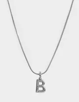 Cadena plateada de acero quirúrgico con dije de letra "B" con strass incrustados.