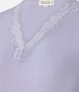 Camisón corto lila confeccionado en microfibra, con escote en V y detalle de encaje en el escote.