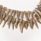 Collar corto con cuentas de madera, cuentas doradas y colgantes de nácar en forma de lanza.