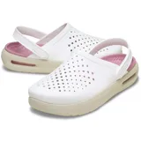 Zueco Crocs modelo InMotion, color lila pálido con suela blanca gruesa. Presenta orificios de ventilación en la parte superior y correa trasera pivotante con el logo de Crocs.