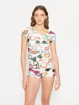 Remera blanca de punto con estampado de gafas de sol de colores, escote redondo amplio, calce al cuerpo y mangas cortas.