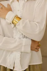 Camisa blanca de bambula de algodón con botones de nácar y corte holgado.