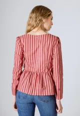 Blusa color rosa con rayas verticales color borgoña, de corte peplum, escote cuadrado y mangas largas abullonadas.