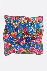 Pañuelo cuadrado de poliéster reciclado con estampado de flores multicolores y logo en acuarela sobre fondo azul.