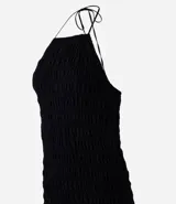 Vestido midi negro con cuerpo en lastex, escote halter con lazo y volado fruncido en el ruedo.