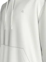 Buzo blanco con capucha y cordones ajustables, bolsillo tipo canguro y logo CK bordado en el pecho.
