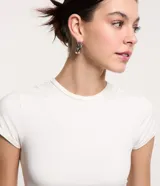 Blusa blanca de poliamida con cuello redondo y mangas cortas.