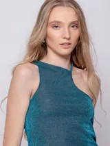 Top de tela brillante sin mangas, con diseño asimétrico y escote estilo halter.