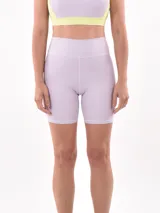 Calza corta de lycra color lila, tiro alto.