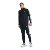 Conjunto deportivo Under Armour gris con detalles en negro. Incluye campera con cierre y pantalón con cintura elástica y cordón ajustable. Ambos con logo de la marca en el pecho y en la pierna.