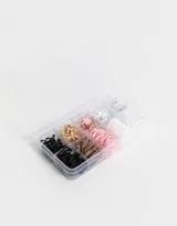 Set de accesorios para el pelo que incluye 150 gomitas de silicona y 20 mini broches de diferentes colores: negro, rosa, blanco, transparente y plateado.