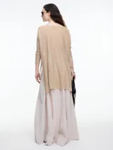 Sweater de calce amplio con escote en V, hecho en hilado ligero con textura seca y look natural. Tiene puños altos y cambio de punto en el centro del delantero, que aporta un detalle visual distintivo. Ideal para media estación, su diseño cómodo y relajado se adapta fácilmente a looks casuales y descontracturados.