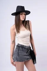 Musculosa blanca acanalada, de corte ajustado y escote redondo.