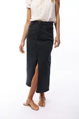 Falda midi de jean color negro, de corte recto y tiro alto, con abertura frontal.