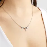 Collar plateado con cadena fina y dije con forma de hojas y una lágrima colgante, con incrustaciones de strass.