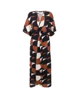 Vestido kaftan largo con estampado geométrico en tonos marrón, negro y blanco. Tiene escote en V y mangas cortas amplias.