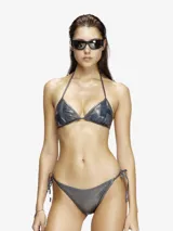 Top de bikini triangular color gris con estampado abstracto y logo grande en el frente.