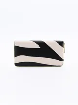 Billetera con estampado de cebra en tonos beige y negro, con cierre dorado.