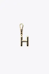 Dije dorado en forma de la letra A, con mosquetón para colgar en carteras o pulseras.