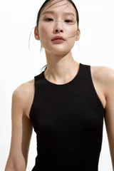 Body negro sin mangas con cuello redondo y corte colaless.