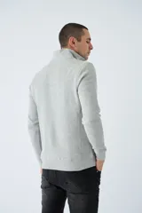 Buzo de hombre azul marino con medio cierre, cuello alto y logo estampado en el pecho. Corte regular y mangas largas.