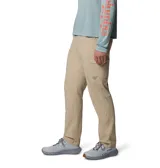 Pantalón de pesca Columbia Blood and Guts II para hombre, color beige. Confeccionado en tejido elástico con tecnología Omni-Shield™ de repelencia al agua y Omni-Shade™ de protección solar UPF 50. Cuenta con trabillas para cinturón, bolsillos laterales, bolsillo de seguridad con cremallera, bolsillo reforzado para alicates y trabilla multiusos.