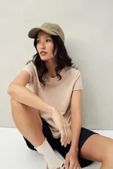 Remera blanca de algodón con cuello redondo y mangas cortas.