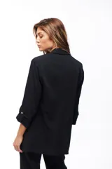 Blazer color crema con solapas de muesca, corte recto, bolsillos delanteros con solapa y mangas 3/4 con botón.