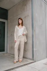 Pantalón palazzo color champagne bordado con lentejuelas.