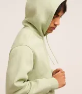 Buzo verde claro con capucha y cordón ajustable, de algodón con felpa. Tiene manga larga, barras ajustadas, bolsillo canguro y estampa frontal y trasera con la leyenda "Grand venture 1990".