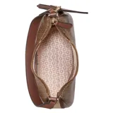 Cartera Guess modelo Carris Chica, color marrón con estampado del logo de la marca. Incluye correa de hombro marrón y monedero extraíble con cierre.