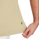 Remera color ladrillo de corte clásico con logo Puma pequeño estampado en el pecho, del lado izquierdo.