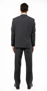 Traje de corte Comfort Fit, confeccionado en poliéster y viscosa, que garantiza frescura y comodidad.
