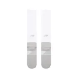 Medias deportivas New Balance Pro Team OTC, largas hasta la rodilla, color blanco con detalles en gris en el talón y la puntera.