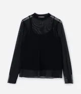 Blusa de tule negra con cuello redondo y mangas largas. Incluye una musculosa negra de bretel fino debajo.