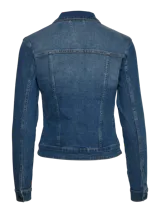 Chaqueta de jean azul con cuello clásico, cierre frontal con botones metálicos, bolsillos con solapa abotonada en el pecho y corte regular.