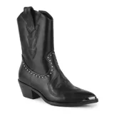 Bota corta de cuero sintético color marrón, con punta fina y taco bajo. Presenta detalles de costuras y tachas metálicas.