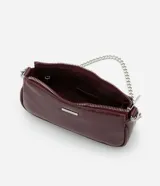 Bolso baguette pequeño de material sintético texturizado color borgoña con asas de cadena.