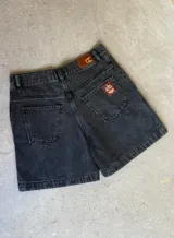 Bermuda negra de tiro medio/bajo y calce baggy.