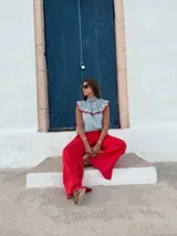 Pantalón de lino color rojo, de corte amplio y tiro alto, con abertura lateral en el ruedo.