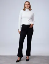 Pantalón de tejido elastizado negro, con pretina con pasadores y bolsillos aplicados.