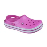 Zueco Crocs Crocband, color rosa con suela blanca a rayas.